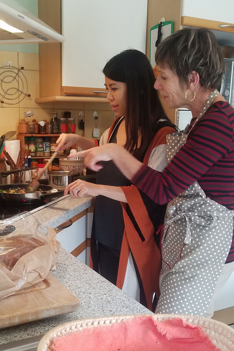 deux femmes qui cuisinent